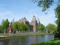 http://www.amsterdam.info/img/museums/museum_rijksmuseum_canal_view_wide.jpg