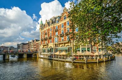 Hotel en el centro de la ciudad de Ámsterdam con vistas al canal