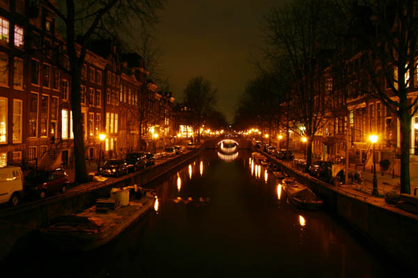 http://www.amsterdam.info/pictures/night/images/leidsegracht.jpg