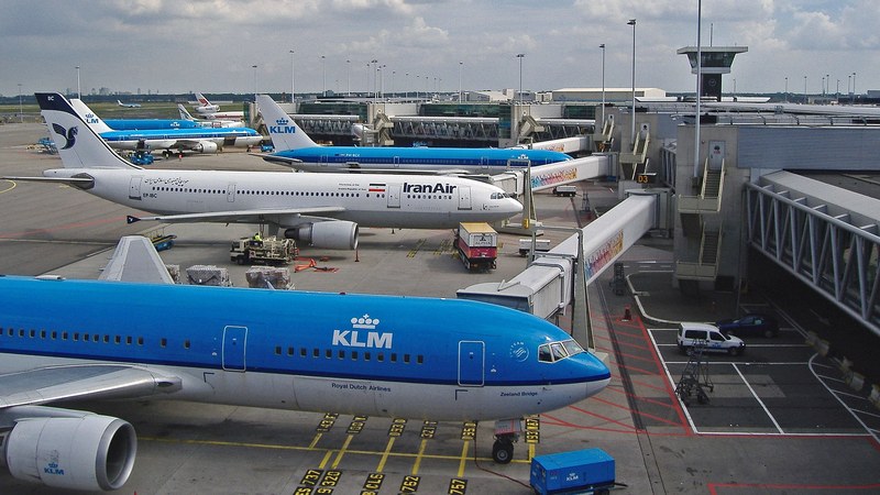 Амстердамский аэропорт Схипхол посадка на самолет