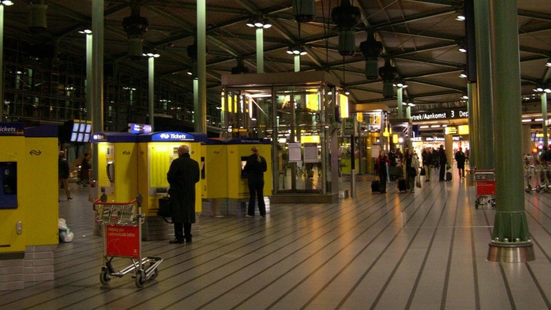 Амстердамский аэропорт Схипхол терминальные билетные автоматы