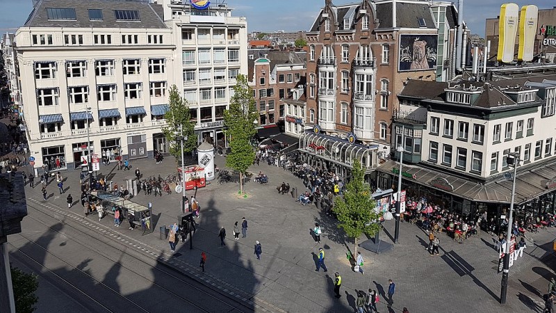 amsterdam leidseplein square durante un día lleno de gente