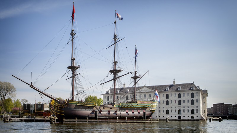 Barco y construcción del Museo Marítimo Holandés en Amsterdam