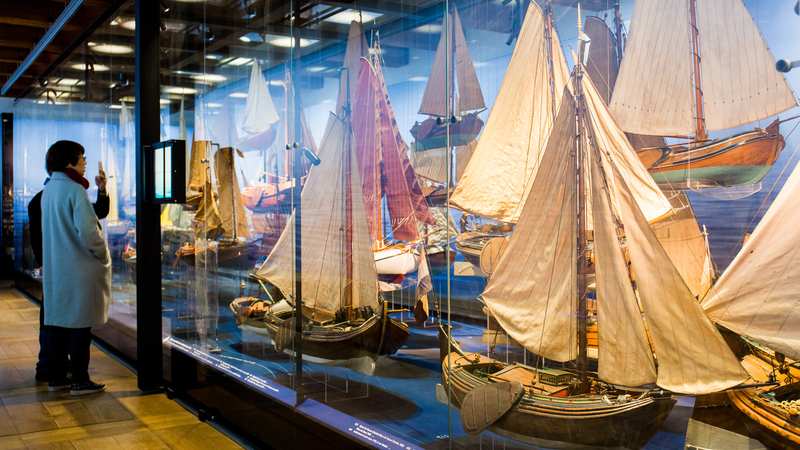 Modelos de yates en el Museo Marítimo Holandés de Amsterdam