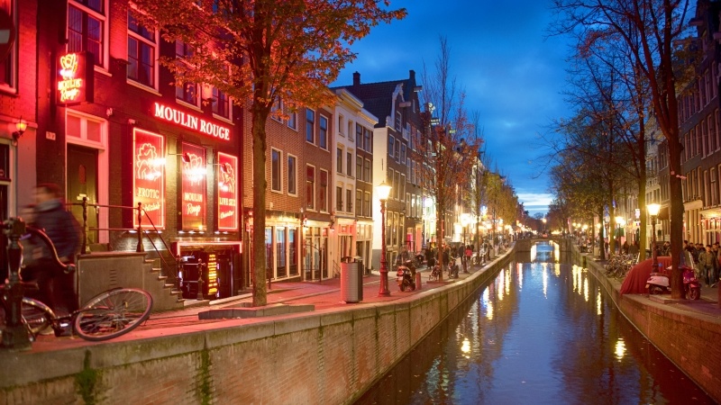 Quartiere a luci rosse di Amsterdam di notte