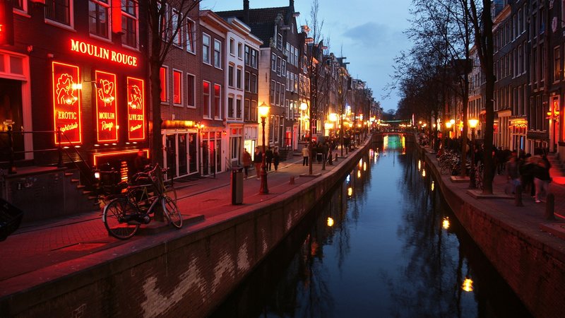 Amsterdam red light district under kvällens kanalvy