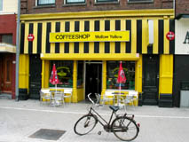 Coffeeshop Mellow Yellow Entrance