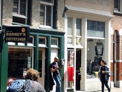 Amsterdam coffeeshop Barneys bar