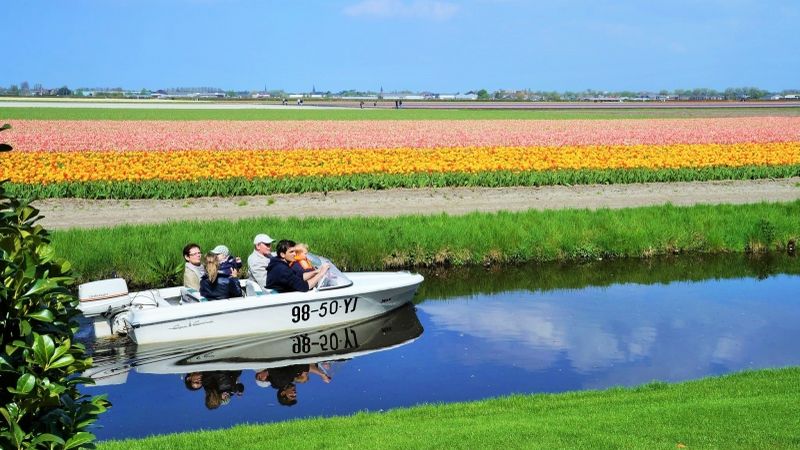 Amsterdam attraction Keukenhof Flowers Garden boat