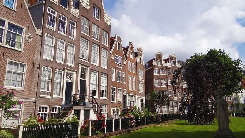 Patio de edificios históricos de Amsterdam Begijnhof