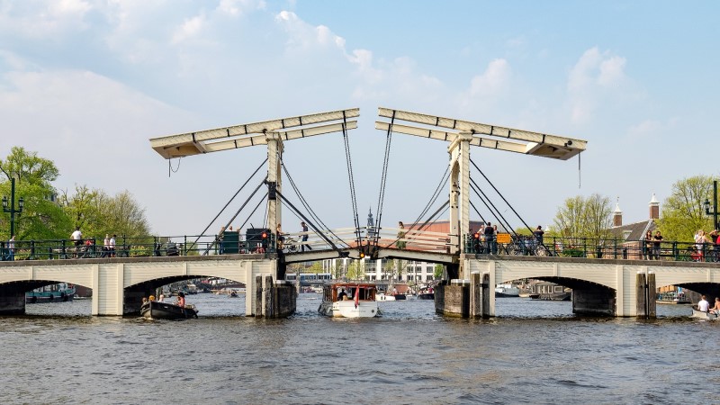 Amsterdamer Brücke Magere Brug Eröffnung des historischen Gebäudes