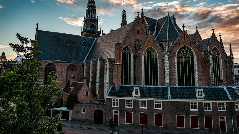 Iglesia antigua de Oude Kerk en el exterior del edificio de Ámsterdam