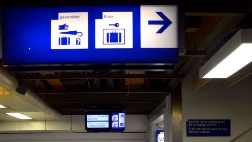 amsterdam central station luggage lockers sign