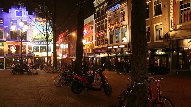 Plaza Leidseplein Amsterdam durante la noche