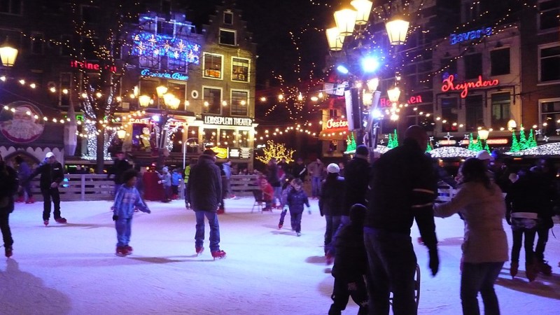 Pista de patinaje sobre la plaza Leidseplein Amsterdam durante el invierno