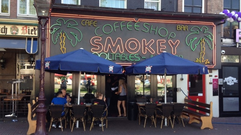 amsterdam coffeeshop smokey posti a sedere all'aperto