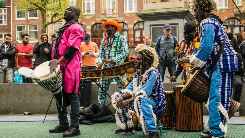 Amsterdam Kingsday event street musician
