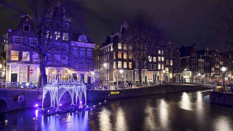 pływający dom nad kanałem festiwalu światła w Amsterdamie