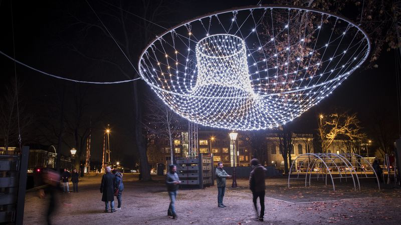 wisząca kopuła festiwalu światła w Amsterdamie