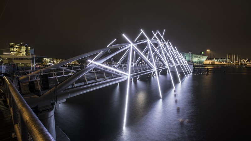 oświetlony most festiwalu światła w Amsterdamie