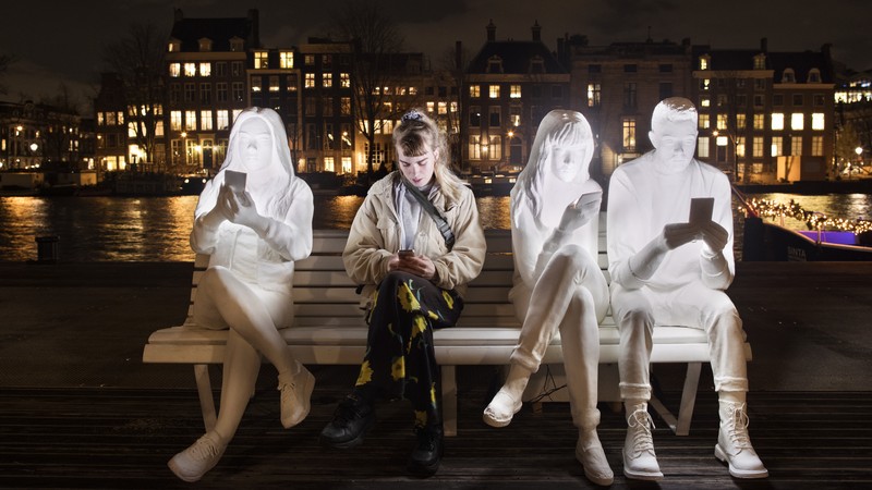 амстердамский фестиваль света люди статуя