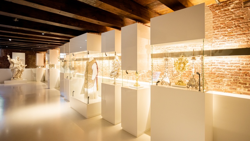 Museo de la Iglesia Nuestro Querido Señor en el ático de Ámsterdam muestra artefactos