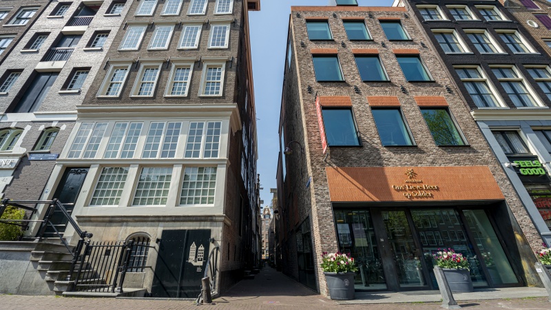 Museumskirche Unser Lieber Herr im Dachgeschoss in Amsterdam, Gebäudestandort