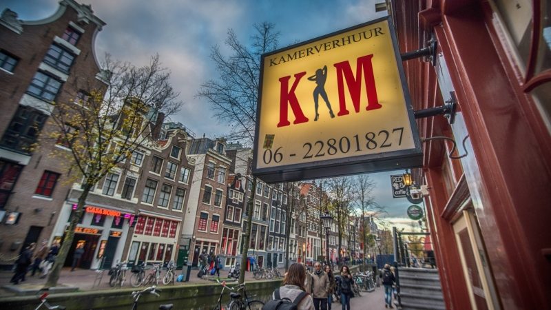 Amsterdamer Rotlichtviertel tagsüber Straßenansicht