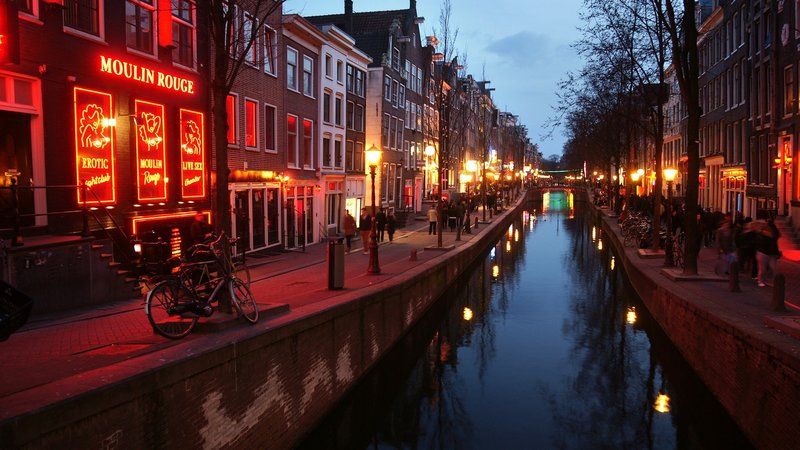 Amsterdam red light district quartiere a luci rosse durante la notte canale vista