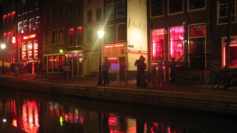 Dzielnica czerwonych latarni w Amsterdamie późnym wieczorem z widokiem na puste ulice