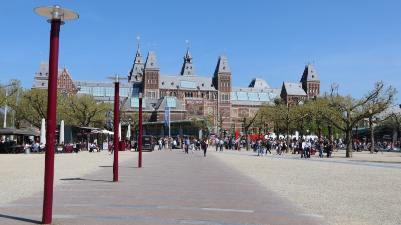 la plaza del museo de amsterdam durante el día