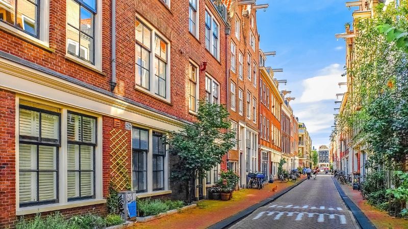 Calle estrecha de Ámsterdam
