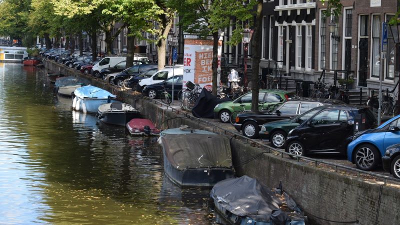 Парковка автомобиля в Амстердаме