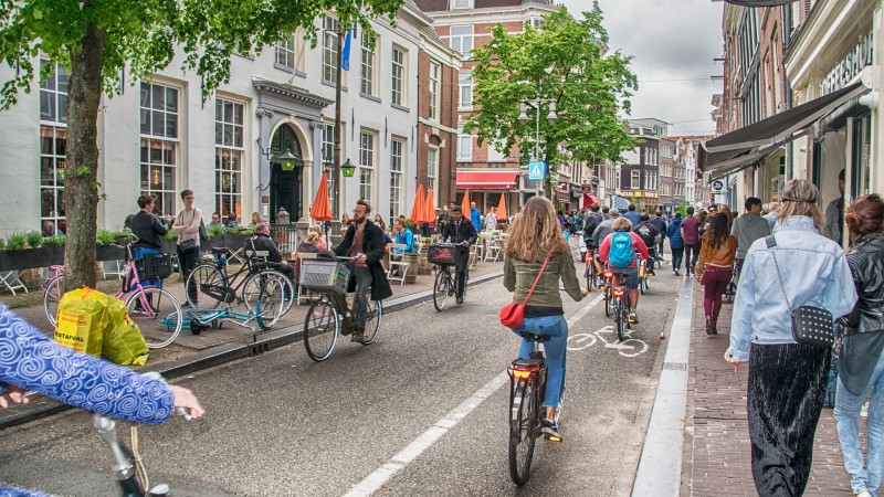 Visita guiada en bicicleta por Ámsterdam por las calles de la ciudad