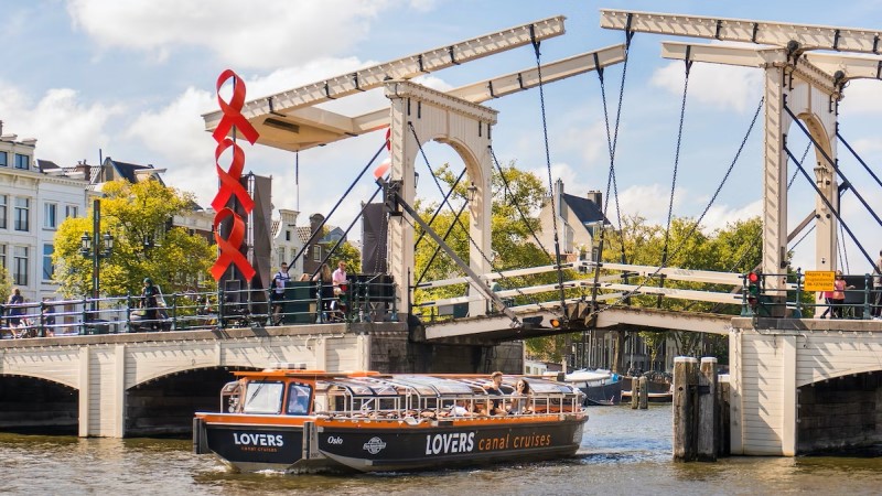 amsterdam tour canal cruise large open boat bridge