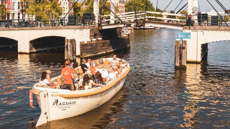 amsterdam tour-crucero por los canales en barco abierto pequeño puente