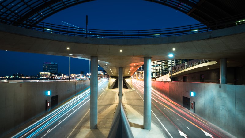 Carretera de la estación central de Ámsterdam durante la noche