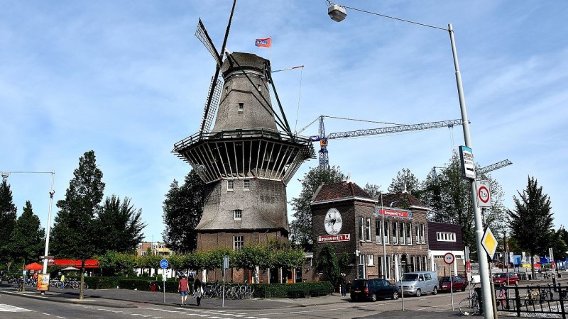 Amsterdamski wiatrak na zewnątrz De Goyer