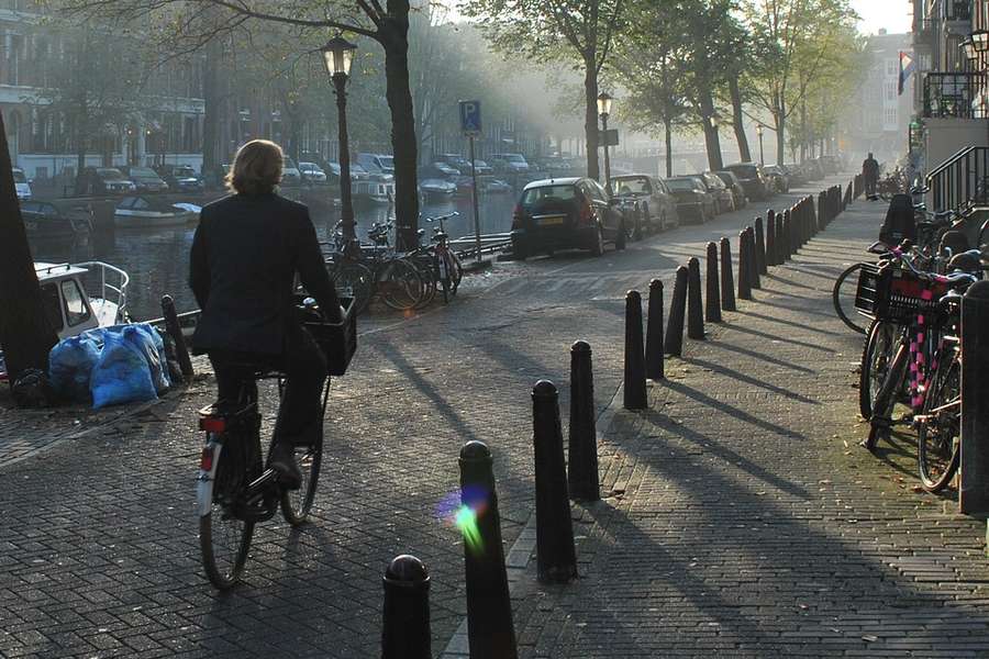 Bicicleta de ciclista en bicicleta de Amsterdam
